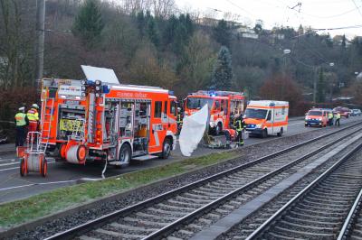 Stuttgart Kaltental: PKW prallt gegen Betonpfeiler. Fahrer schwerst verletzt! 